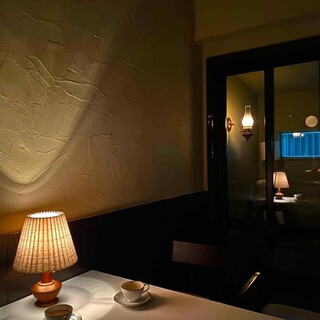 料理のおいしさを引き立てる落ち着いた空間