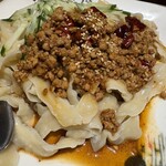 哈爾濱飯店 - 料理写真:刀削麺  ココで食べるのは初めてだけど、歯応えがしっかりあって美味しい！ツマミにもなるしグー✊