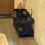 町中華 さしろく - 壁下に荷物カゴ