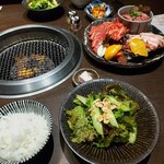 山形黒毛和牛 米沢牛焼肉 仔虎 - ライス、サラダ、華虎