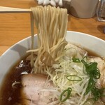 町中華 さしろく - しっかり茹で上げられた喉越しの良い中細ストレート麺