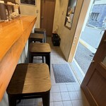 町中華 さしろく - 厨房向きL字カウンター9席