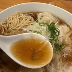 町中華 さしろく - 醤油たつあご出汁がじんわり効いた清湯醤油スープ