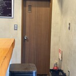 町中華 さしろく - 入って右側にお手洗いあり