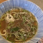 麺や くろえもん - つけ汁の黒は醤油味で、中にはベビー帆立が２個入ってます！