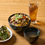 ミートロック シュラスコ酒場 - スパイスラム丼