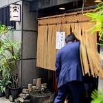 栄一 - タッチの差で、先に縄暖簾をくぐった方々。焼鳥の香りが流れてきます。