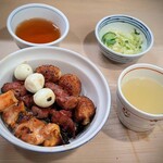 栄一 - 全景。ランチは清く焼鳥丼のみ、ご飯少なめでお願いしました。（1,600円）