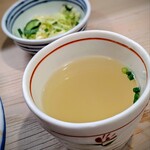 栄一 - セットにはキャベツの浅漬けと、鶏スープ。例によって薄味の独特なヤツですが、熱々で嬉しいです。