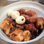 栄一 - 腿、砂肝、レバ、つくね。それに鶉の玉子。
久しぶりにいただいたふっくらした腿肉美味し〜♡
砂肝大好き、硬めに炊き上げたご飯も好みです♪
