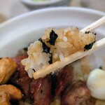 栄一 - 硬めに炊き上げたご飯も好みです♪女将さんがよそって、タレと海苔を丁寧に掛けてくださいます。