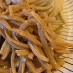 麺や くろえもん - 細メンマのアップ・￥１００で増し増しにしてもらいました。