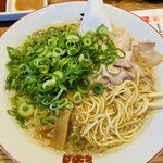 元祖熟成細麺　香来 壬生本店 - 安定の美味しさ。ラーメン880円。ネギと背脂多め、麺かため