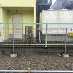 BurgerPOLICE - 黄色いお店の看板が目印です♡