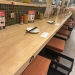松戸もつ焼き酒場 てけてけ - カウンターは西船橋より遥かに広くてよし