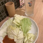 松戸もつ焼き酒場 てけてけ - お通しキャベツは無限お代わりオッケー！辛味噌タレor塩昆布か選べます。しかもお代わりがQRコードで注文できて、塩昆布でも辛味噌でも好きに選べるのでどっちも楽しめます！
