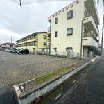 BurgerPOLICE - 隣の駐車場は、車は裏通りから入ることができます｡(^ ^)♡