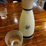 ももどり駅前食堂 - 少しヒンヤリなので、熱燗を