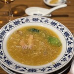 重慶飯店 - 上海蟹味噌入りフカヒレの煮込み