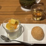 重慶飯店 - 季節のフルーツ入り杏仁プリン　胡麻団子