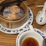 重慶飯店 - 上海蟹味噌入り小籠包