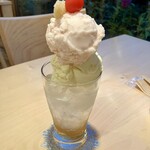 サボワ - 料理写真:ピーチのクリームソーダ