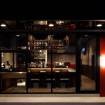 ホルモン×中華 小皿料理KAZU家 - 全面ガラス張りで開放感のある雰囲気