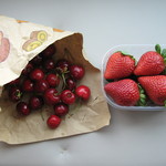 My Indigo  - 近くの屋台で売っていた美味しいイチゴとサクランボ