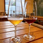 大三島みんなの家 ワイン販売所 - 左が島白、右が島紅