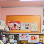 味楽 - 厨房提供口の上には"飲ろうぜ"と"KAWAII"のポップ。