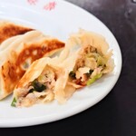 味楽 - "肉"と"野菜"がたっぷりと入った、昔ながらの"ザ・餃子"。
