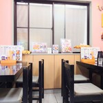 味楽 - 玄関入ってすぐ左のテーブル席。