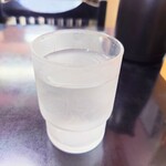 味楽 - 着席後すぐに提供してくれる、冷たい"お水"。