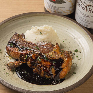 三元豚のスペアリブや牛肉のローストビーフをワインと共に堪能
