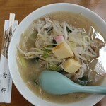 若柳食堂 - 焼豚チャンポン（具材がてんこ盛りで栄養満点。具材は、豚肉、かまぼこ、玉子かまぼこ、もやし、タマネギ、青菜、キャベツ等）