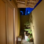 蛤料理 うえむら - お店の細い通路