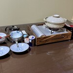 蛤料理 うえむら - 奥のテーブルには料理の準備が