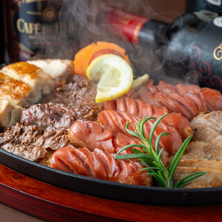 【名物Sizzler鉄板】音・香り・肉汁を楽しむ豪快肉料理