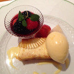 リストランテ 濱崎 - 濱崎特製カラメルのプリン　フルーツ添え