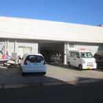 松福 - 道の反対側にある製麺所