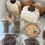 ティーズミヤビ - 奥から パイシュー¥230.栗のロールケーキ¥240.タルト·オ·マロン¥220.フィナンシェ·ピスタチオ¥130.マドレーヌ·ショコラ¥120