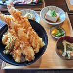 季のすけ食堂 - 丼の奥の小鉢は子供からまわってきた