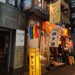 ガンジー - 外観②(階段を登った2階にお店がある)