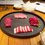 ローストホース - シャトーブリアン、フタエゴ（アバラ部分の三層肉）、カイノミ、ちょうちん（「バラウス」とも呼ばれるバラの外側の薄い部分）