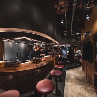 円形カウンター席で楽しむ、臨場感あふれる焼肉体験！