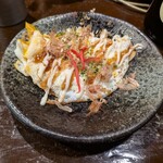 粉ひで - お通しはお好み焼き風目玉焼き。