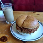 コメダ珈琲店 - ドデカメンチカツバーガー＆アイスオーレ