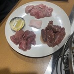 炭火ジンギスカン いい田屋 - ラム胸腺、ラムハツ、ラムタン(上から時計回り)