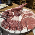 炭火ジンギスカン いい田屋 - ラム４種盛り(生ラム、丸ラム、ラムチョップ、ステーキ)4人前(下から反時計回り)