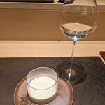 伊勢前寿し 神貫 - 地元のお茶屋さんみょうこうえんのほうじ茶を使った山村乳業のミルクプリン